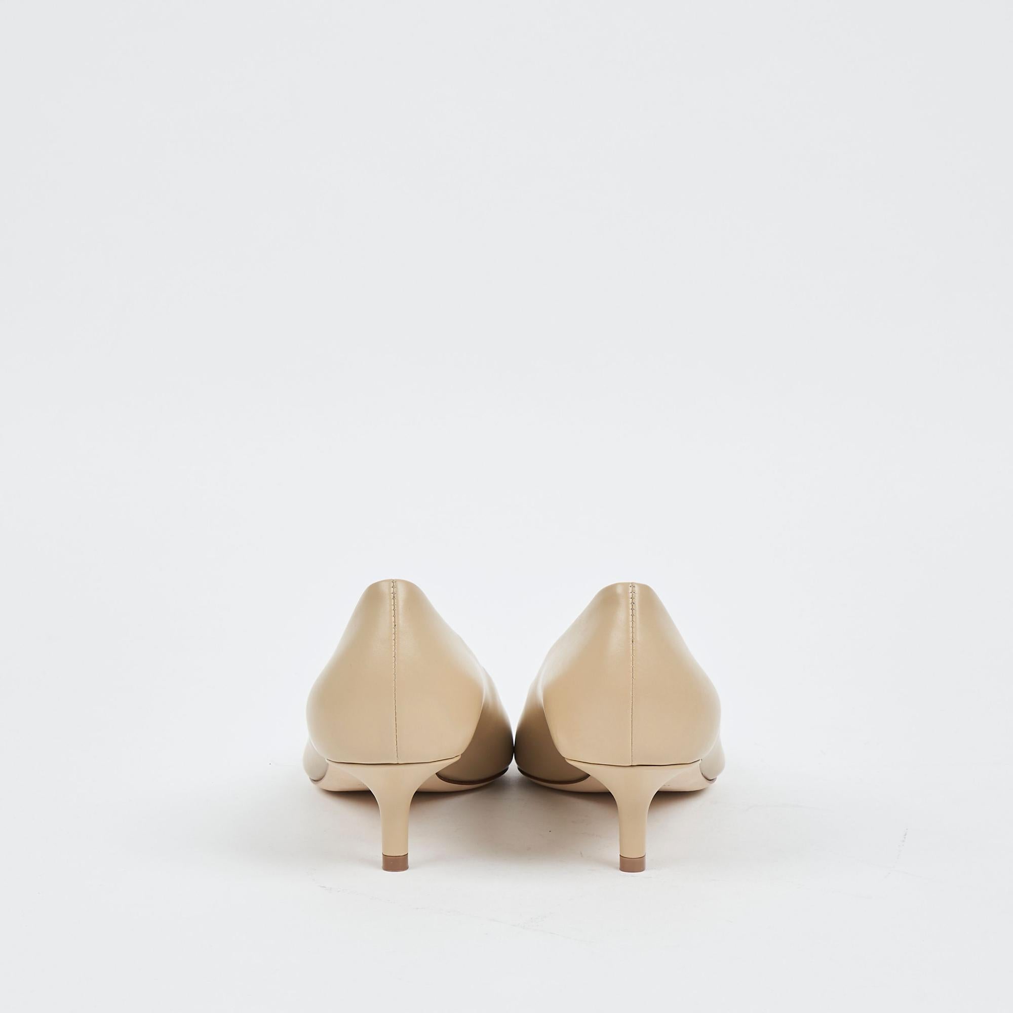 TB 로고가 돋보이는 송아지 가죽의 여성 펌프스