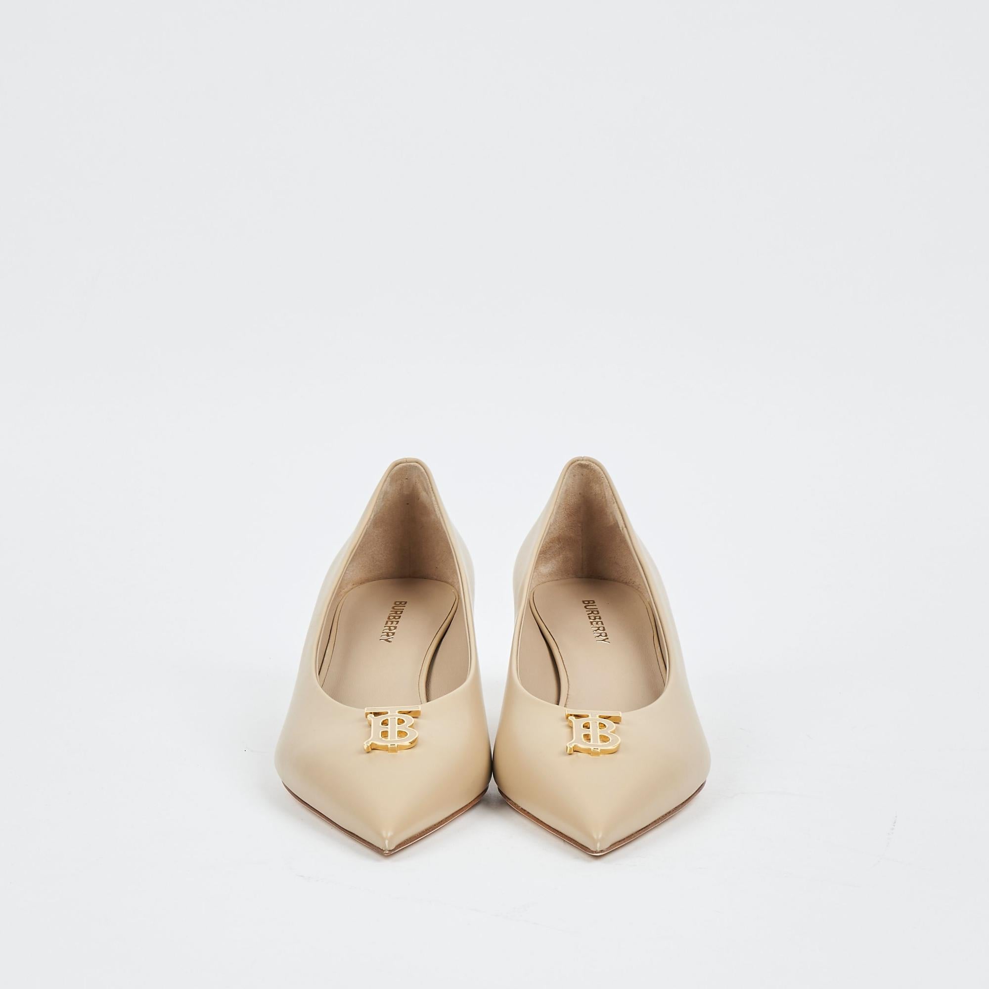 TB 로고가 돋보이는 송아지 가죽의 여성 펌프스