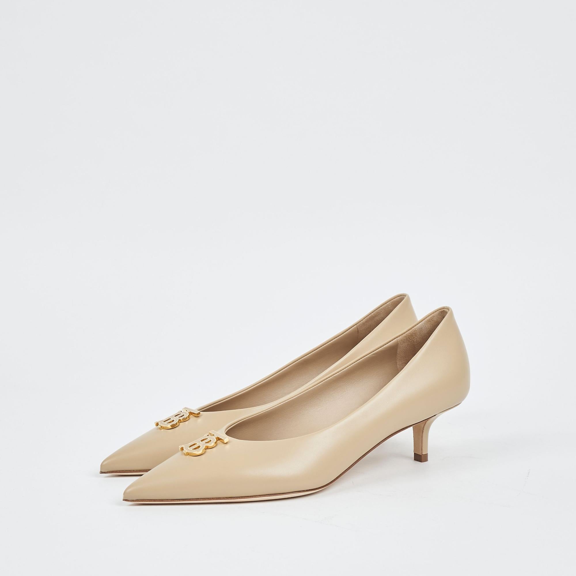 TB 로고가 돋보이는 송아지 가죽의 여성 펌프스