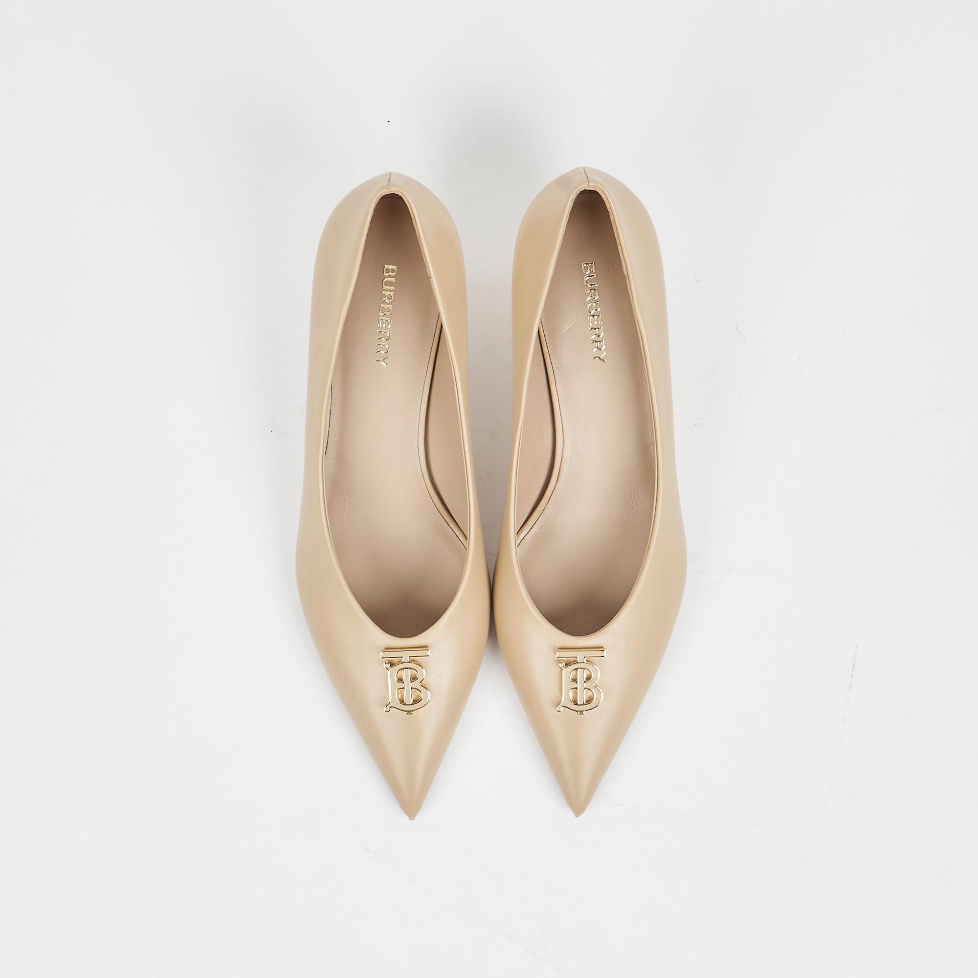 TB 로고가 돋보이는 송아지 가죽의 여성 펌프스