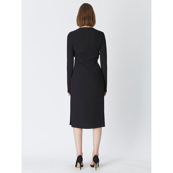 비스코스 소재의 타이트한 핏이 돋보이는 여성 드레스