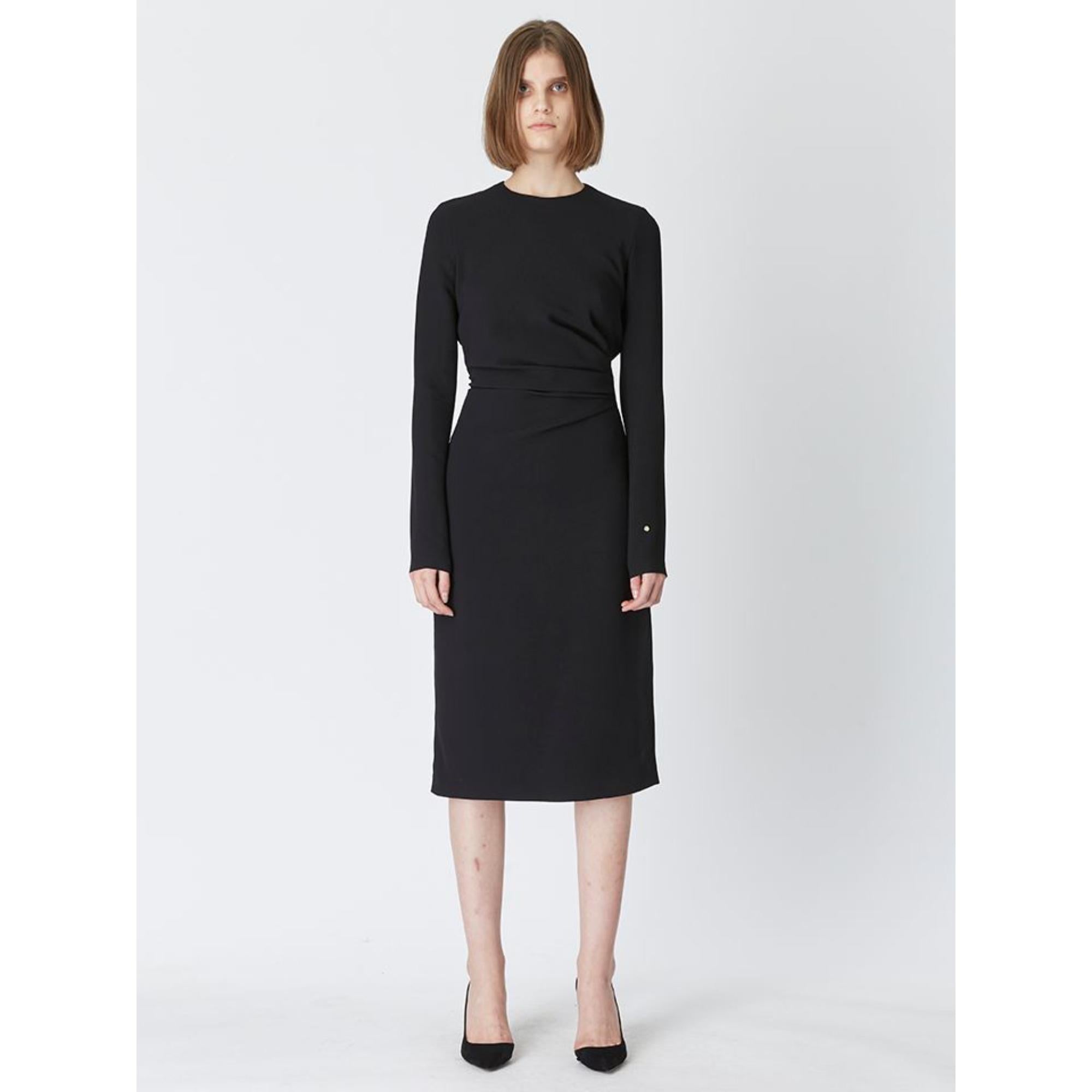 비스코스 소재의 타이트한 핏이 돋보이는 여성 드레스