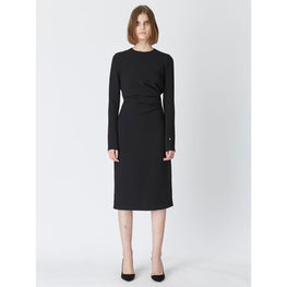 비스코스 소재의 타이트한 핏이 돋보이는 여성 드레스