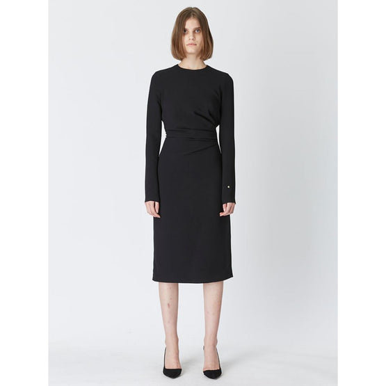 비스코스 소재의 타이트한 핏이 돋보이는 여성 드레스