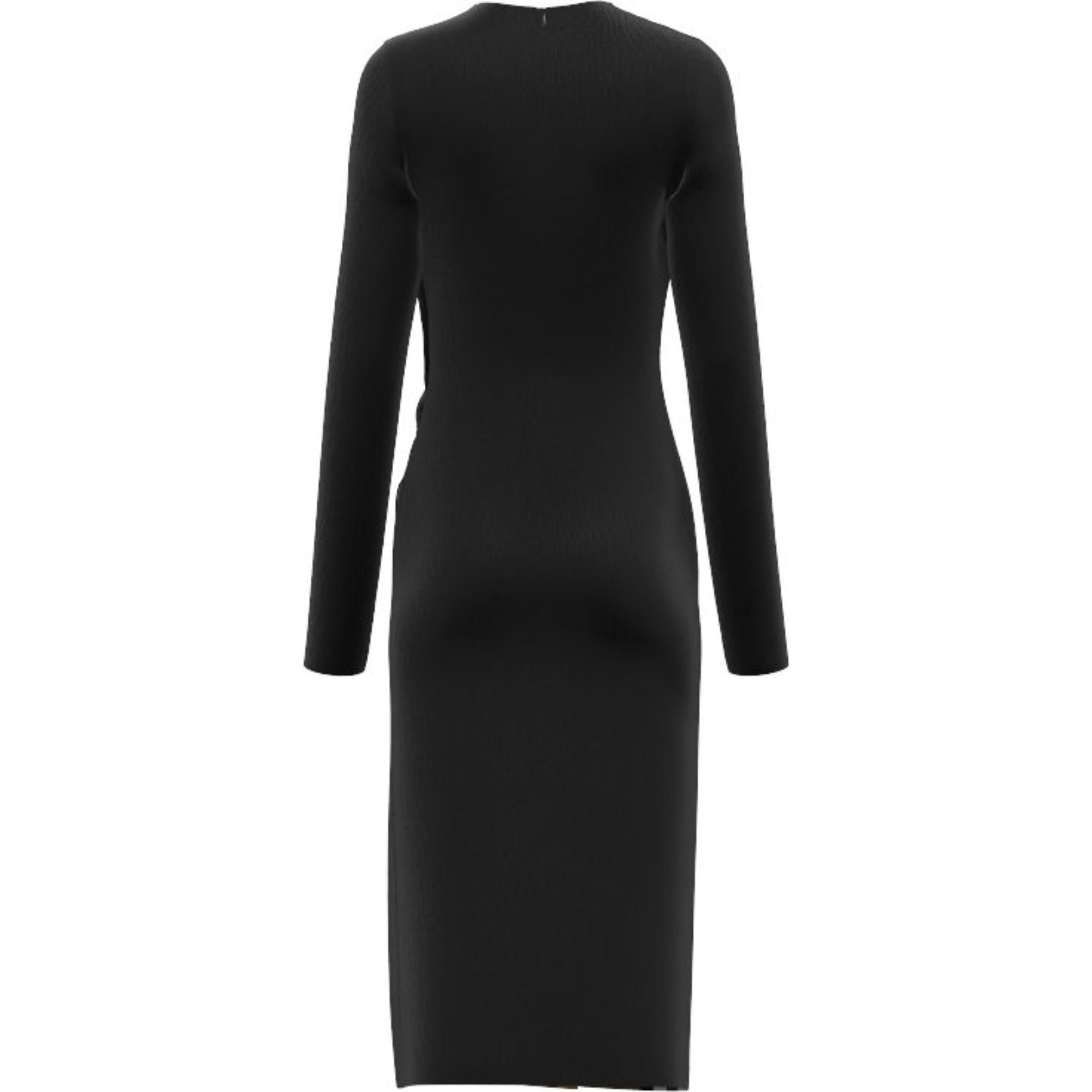 비스코스 소재의 타이트한 핏이 돋보이는 여성 드레스