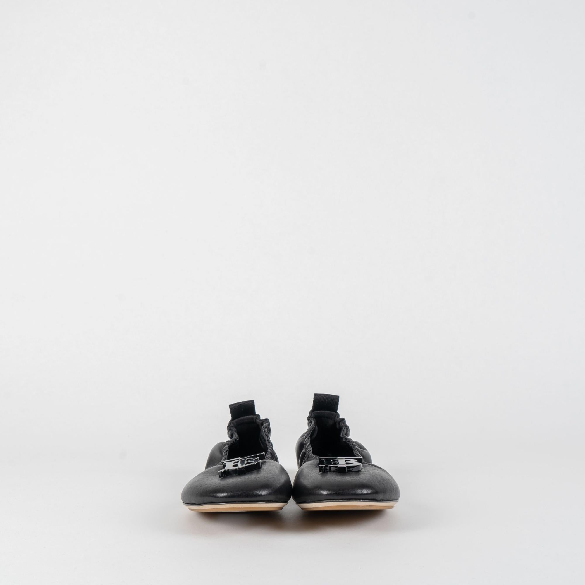 모노그램 모티프 레더 발레리나