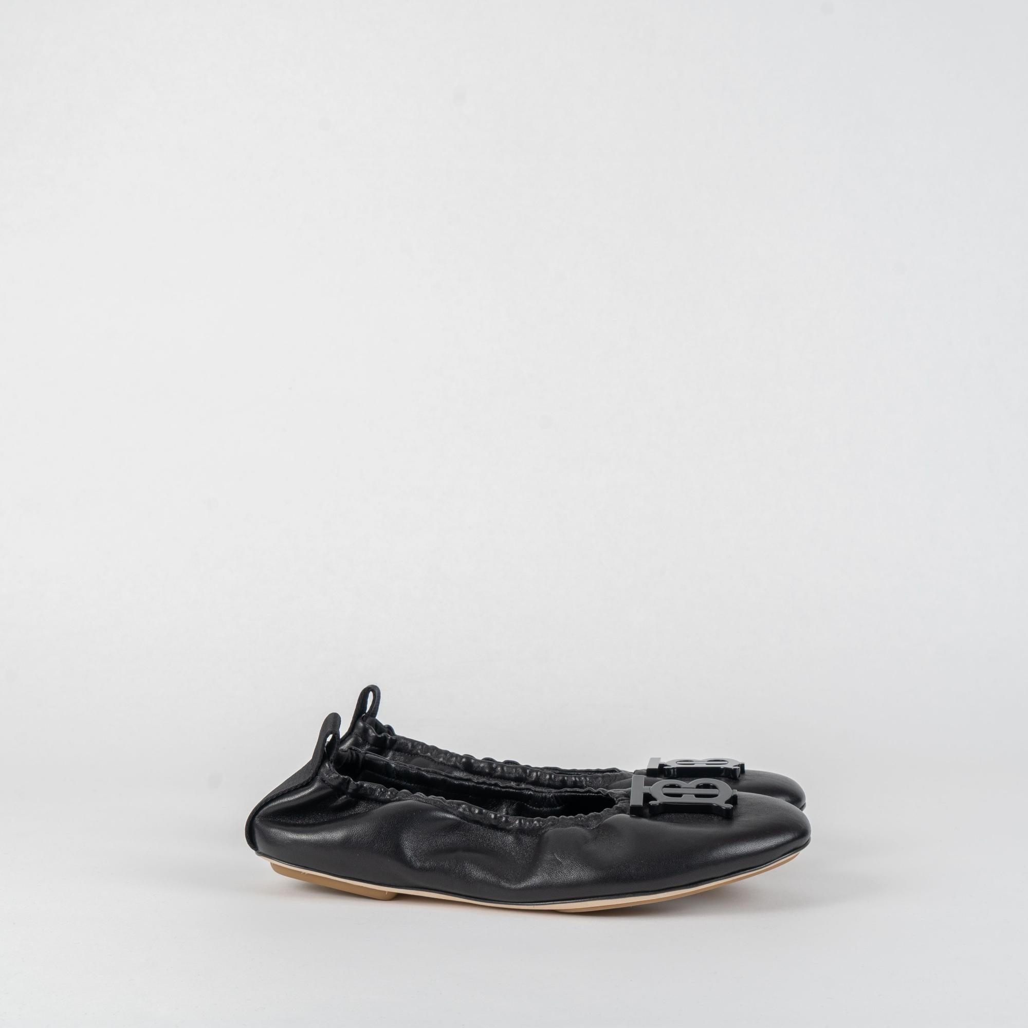 모노그램 모티프 레더 발레리나