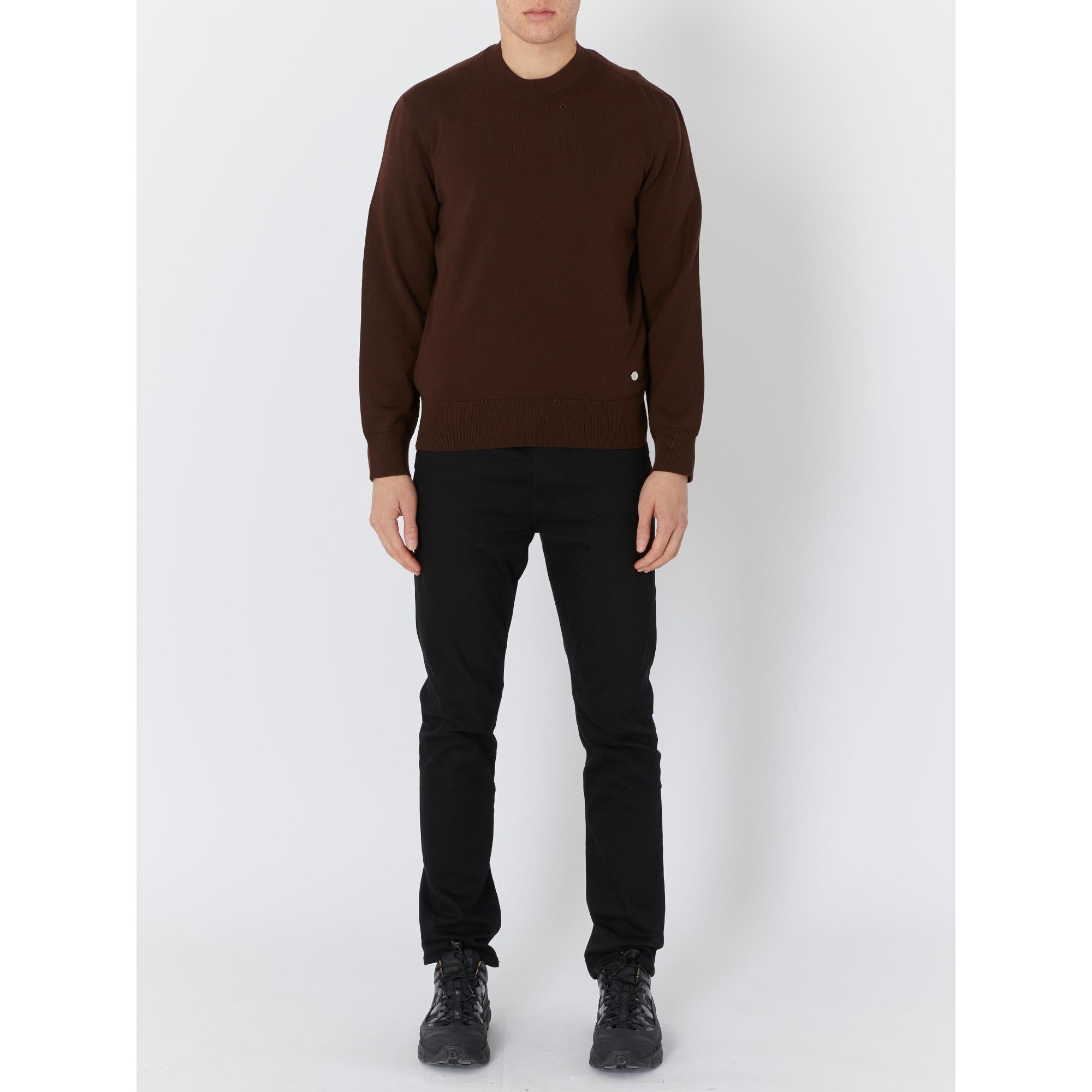 울소재의 크루넥의 베이직한 실루엣의 남성 니트웨어