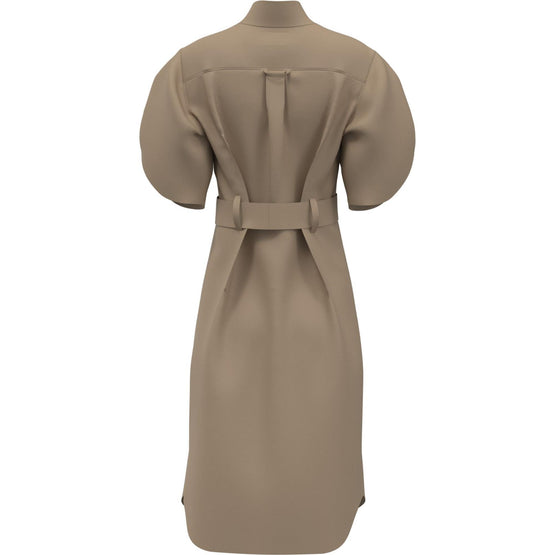 가벼운 리오셀 소재의 여성 드레스로, 일상생활에서 활용이 가능한 편안한 실루엣의 여성 드레스