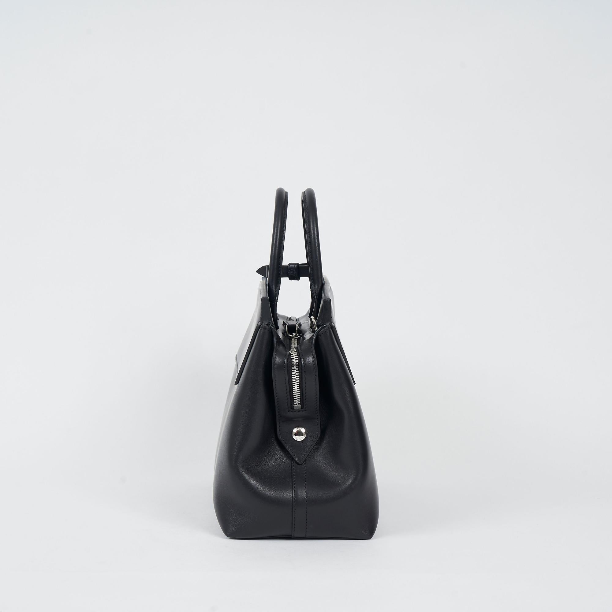 레더 미디엄 캐서린 백